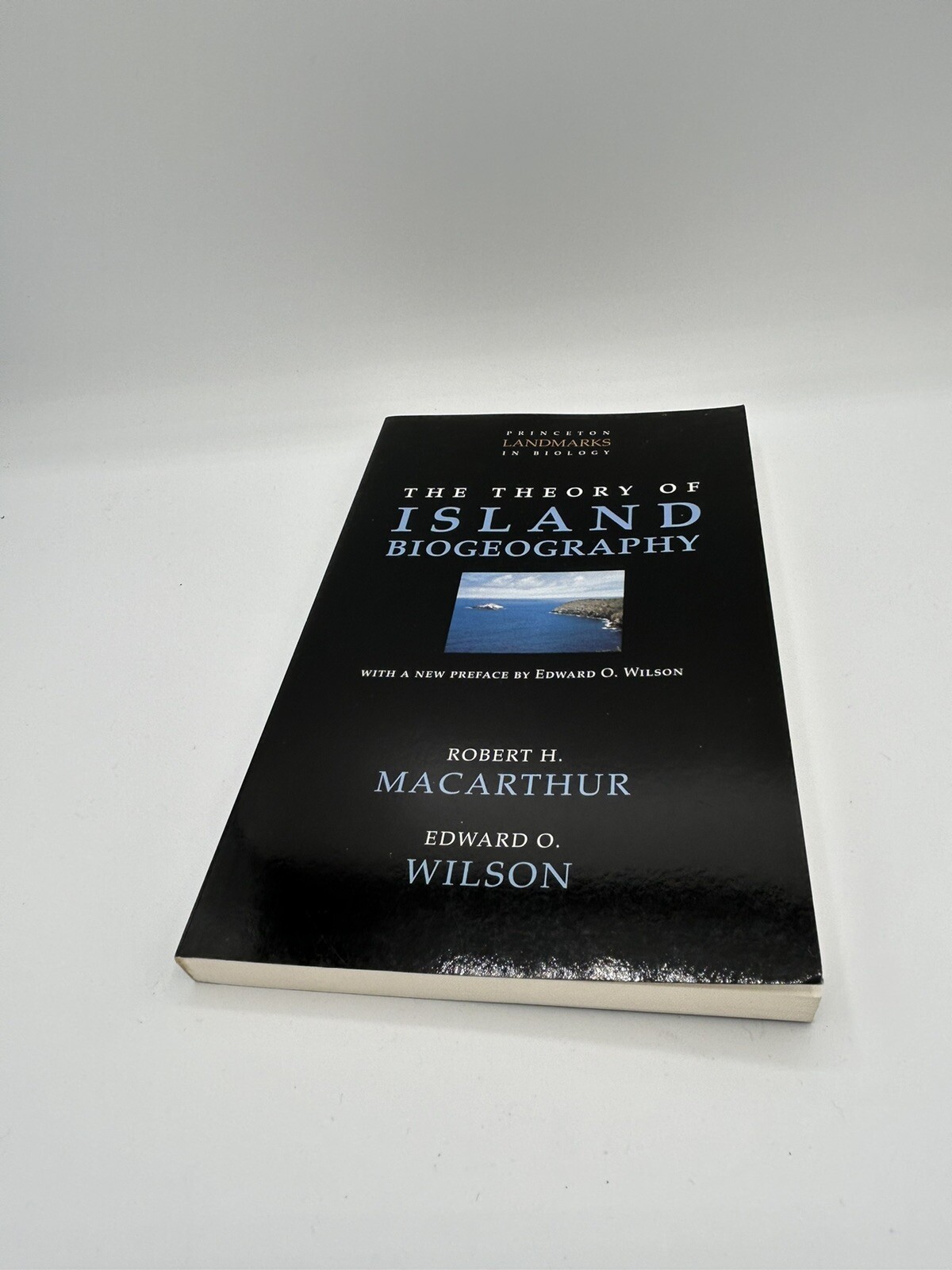 Edward O. Wilson Robert H. MacArthu The Theory of Island Biogeograph Paperback C