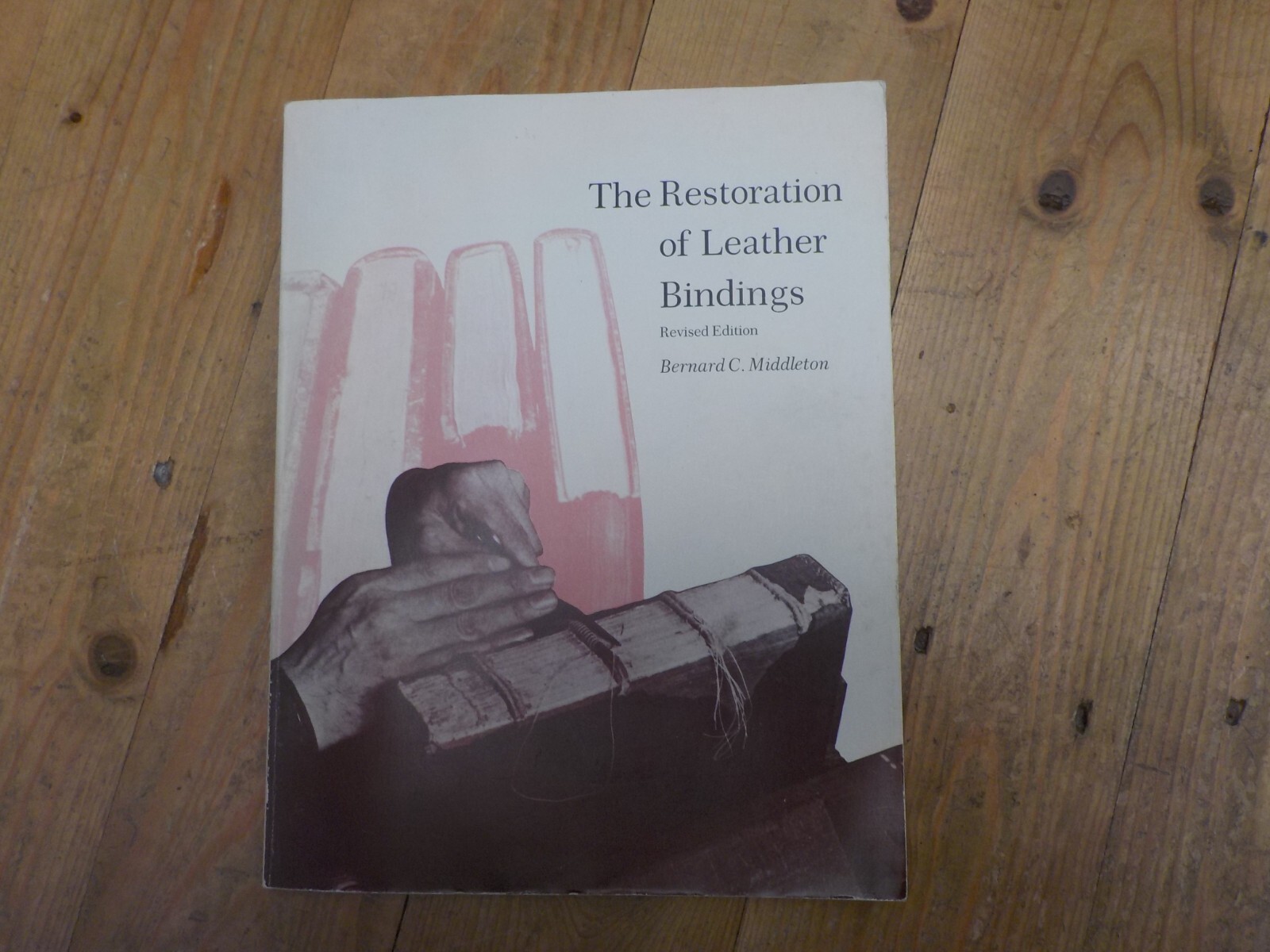 1984 BERNARD MIDDLETON THE RESTORATION OF LEATHER BINDINGS AMERICAN LIB VG CON.